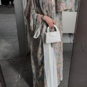 سترة صوفية عربية تقليدية أنيقة من الشرق الأوسط بأكمام طويلة وطبعة زهور مع وشاح للرأس